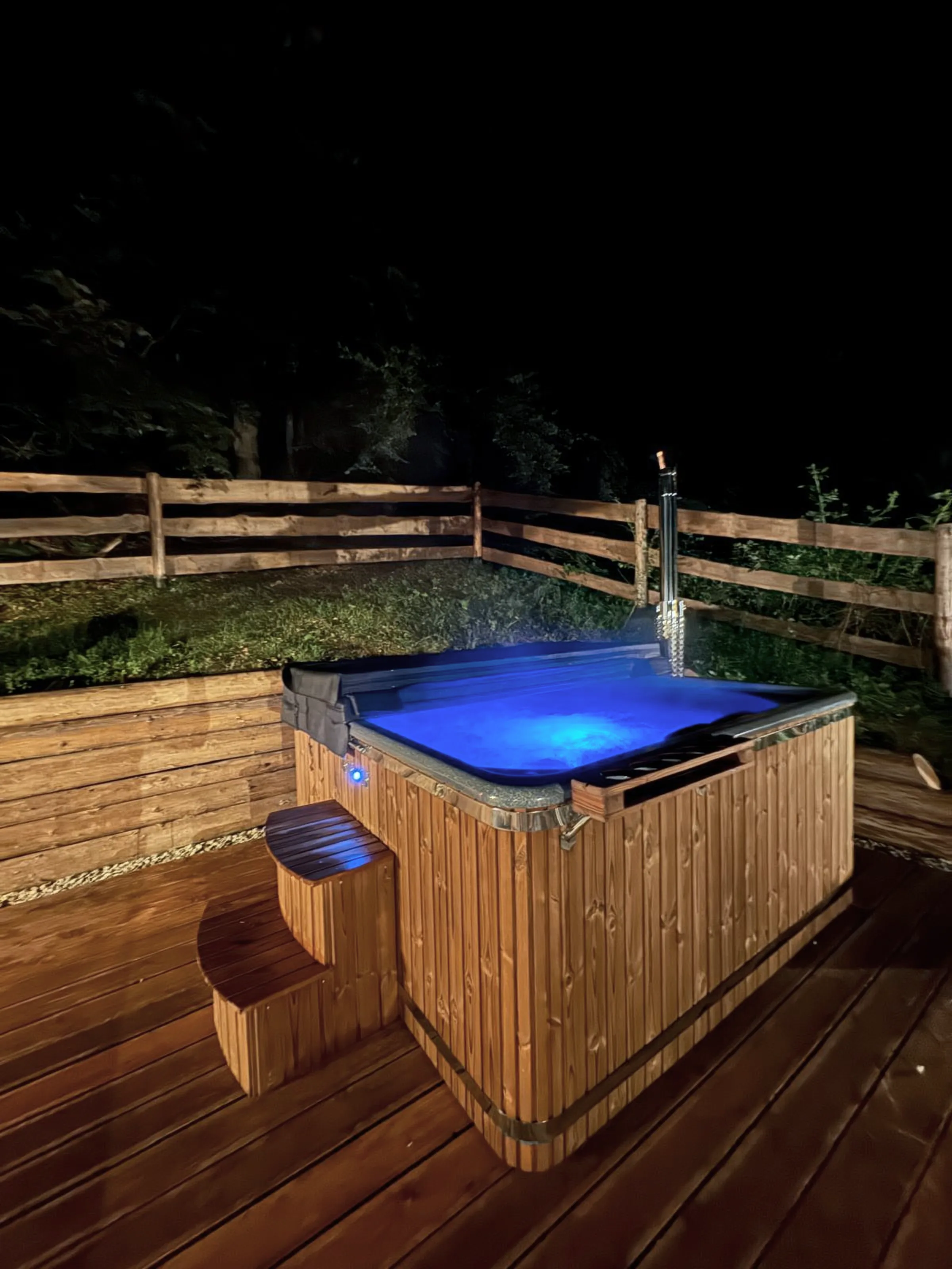 Außenwhirlpool bei Nacht mit blauem Licht